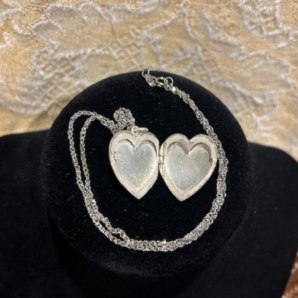 ❤️❤️ Sterling Heart Etched Locket & Chain Vintage Necklace - Picture 2 of 14